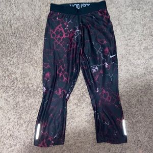 Women’s NIKE cropped leggings